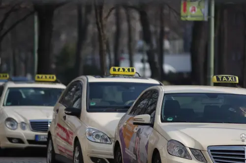 Taxi più accessibili negli hub lombardi: nuove regole in vista di Milano Cortina 2026