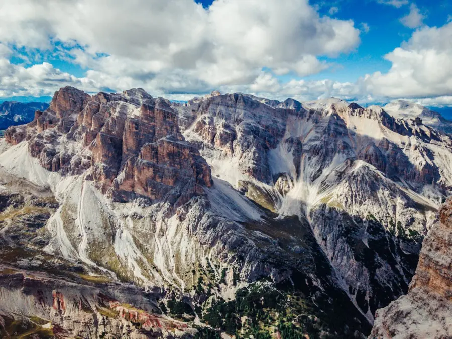 Palazzo Lombardia espone “Naturarte olimpica”: quando la montagna incontra il Duomo