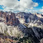 Palazzo Lombardia espone “Naturarte olimpica”: quando la montagna incontra il Duomo