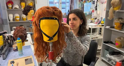 Dal palcoscenico al laboratorio: la nuova vita di Lisa Moretto tra arte e artigianato teatrale