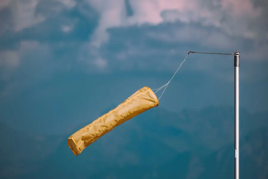 Milano, allerta gialla per vento: chiusi tendoni e ombrelloni nei dehors e nei mercati scoperti