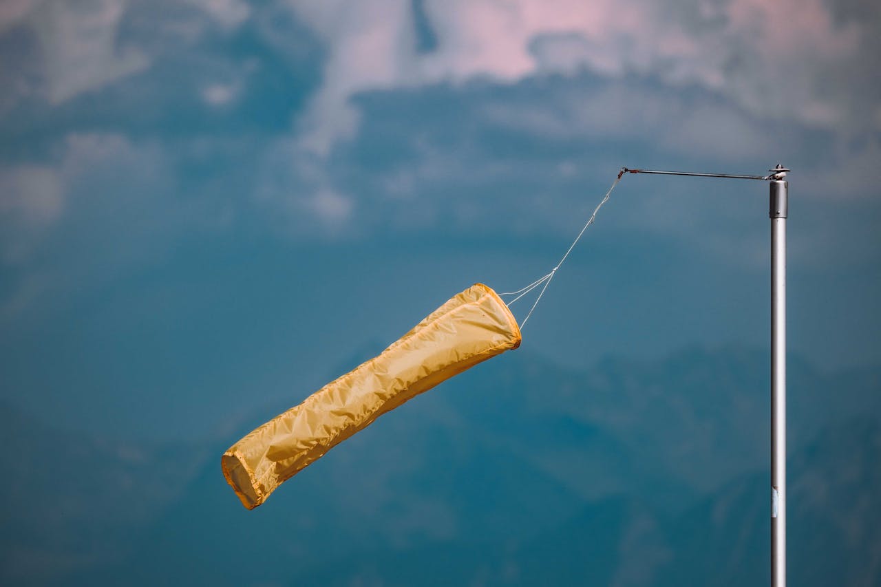 Milano, allerta gialla per vento: chiusi tendoni e ombrelloni nei dehors e nei mercati scoperti