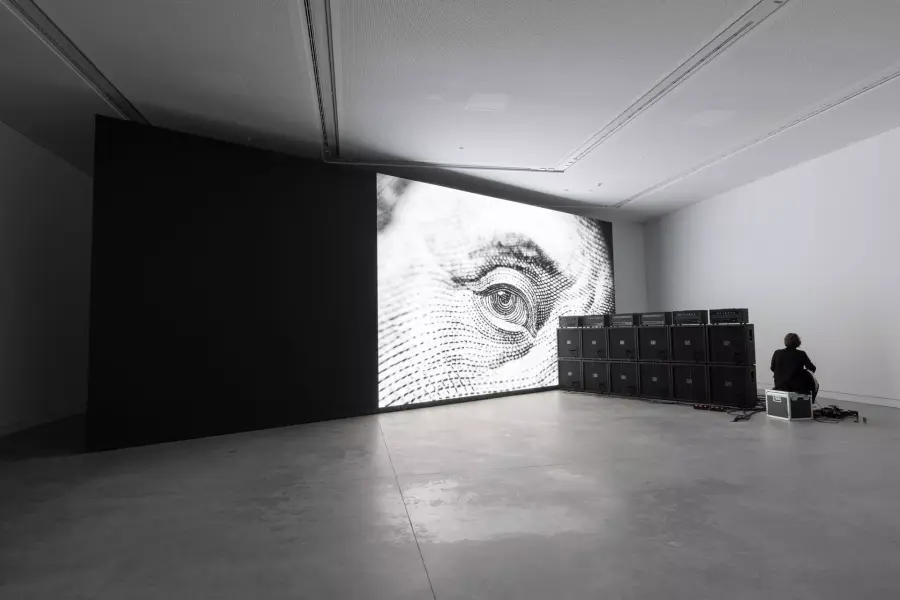 Marco Fusinato al PAC di Milano, la prima grande monografica europea tra suono, immagini e performance