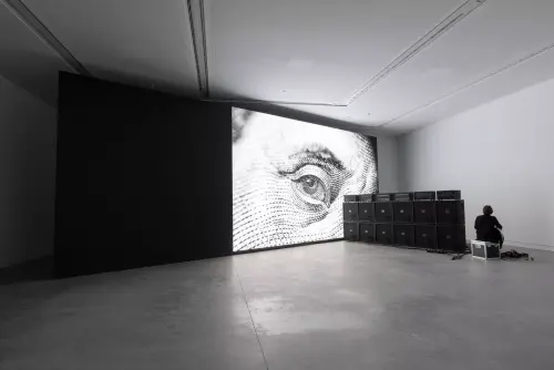 Marco Fusinato al PAC di Milano, la prima grande monografica europea tra suono, immagini e performance