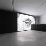 Marco Fusinato al PAC di Milano, la prima grande monografica europea tra suono, immagini e performance