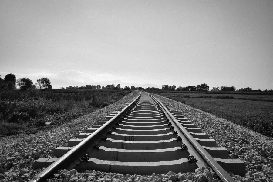 Treni Lombardia, nuovo orario estivo verso laghi e Valtellina