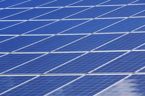 Lombardia, dibattito in Consiglio sulla strategia energetica: fotovoltaico e grandi dighe al centro