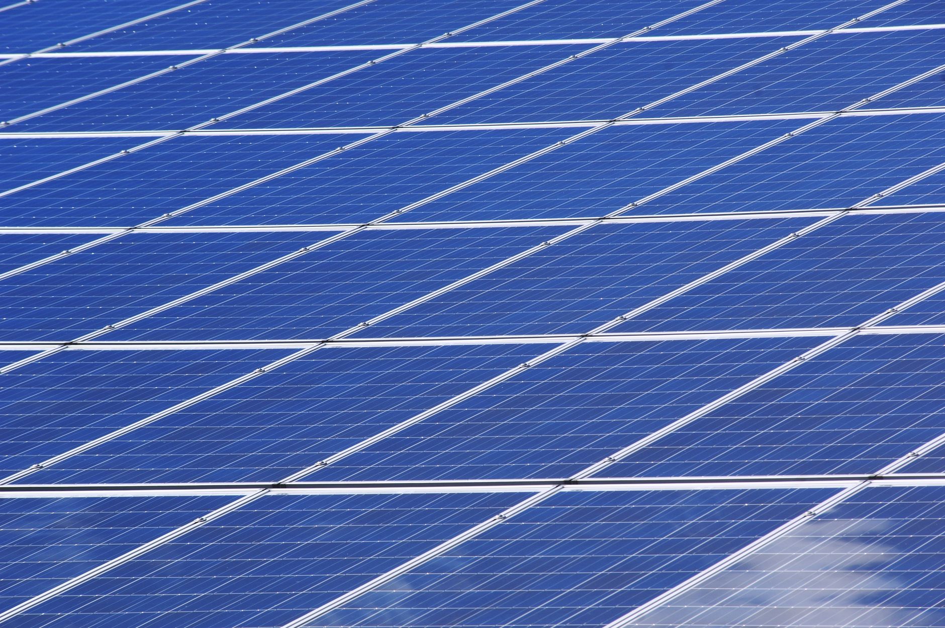 Lombardia, dibattito in Consiglio sulla strategia energetica: fotovoltaico e grandi dighe al centro