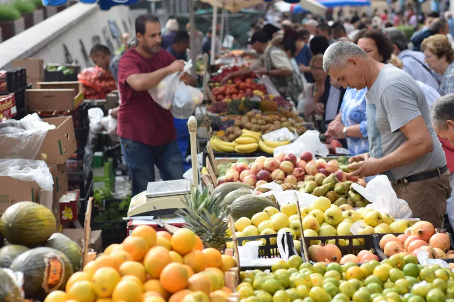 Milano, mercato alimentare aperto fino alle 12.30 il giovedì