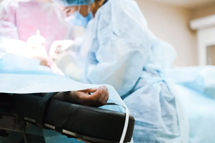 Tumore raro, intervento robotico al San Gerardo di Monza salva la funzionalità intestinale di una giovane donna