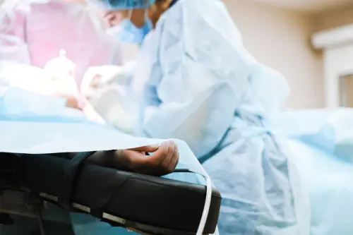 Tumore raro, intervento robotico al San Gerardo di Monza salva la funzionalità intestinale di una giovane donna