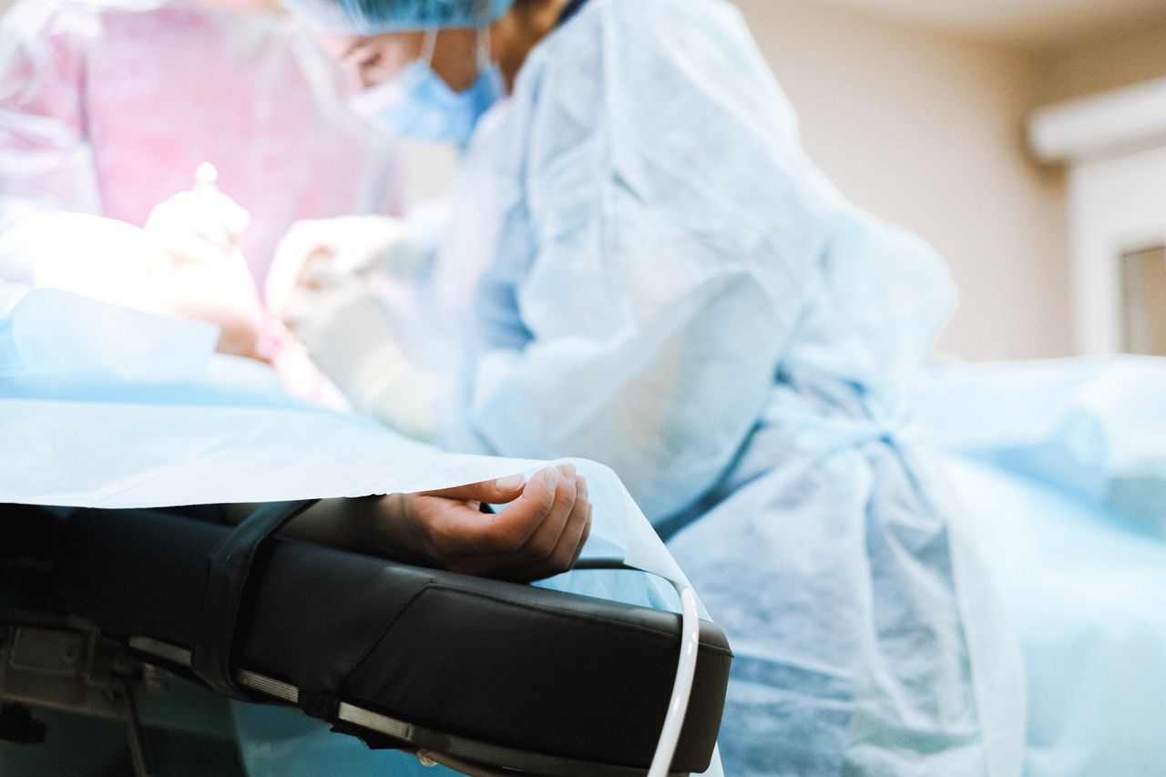 Tumore raro, intervento robotico al San Gerardo di Monza salva la funzionalità intestinale di una giovane donna